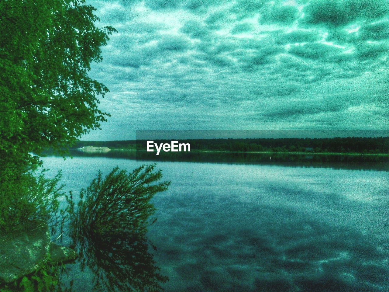 VIEW OF LAKE AGAINST SKY