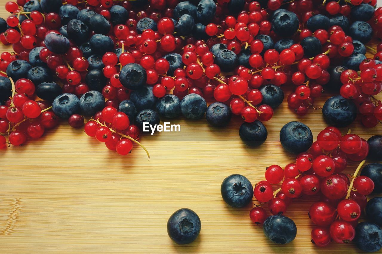 HIGH ANGLE VIEW OF CHERRIES ON TABLE