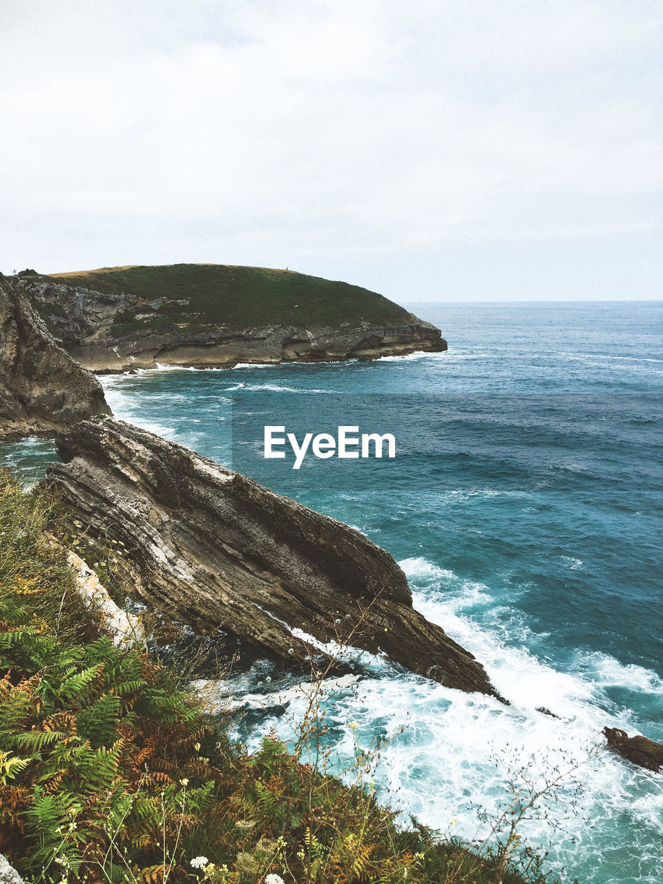 SCENIC VIEW OF SEA BY ROCKS AGAINST SKY