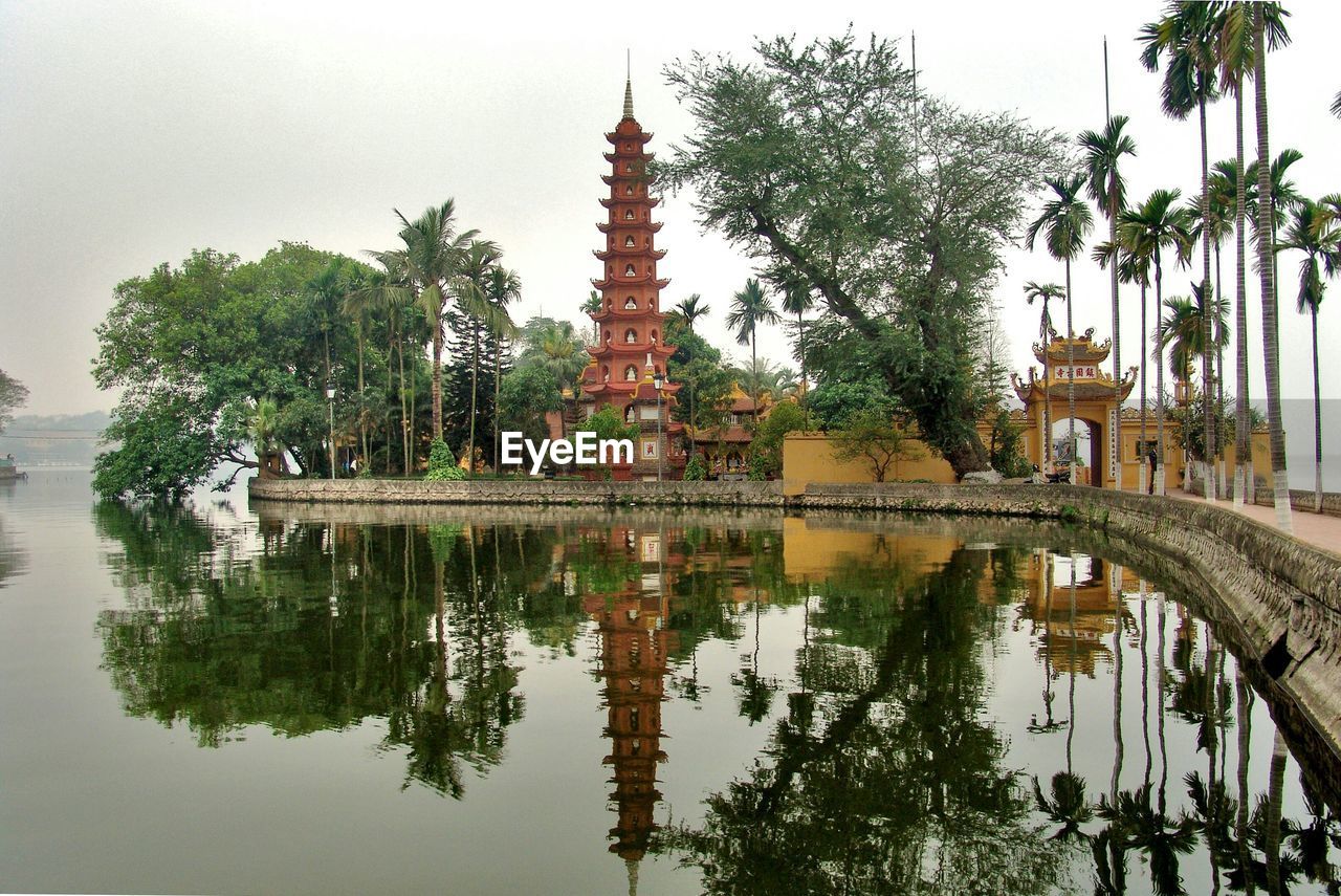 Tran quoc pagoda reflecting in lake