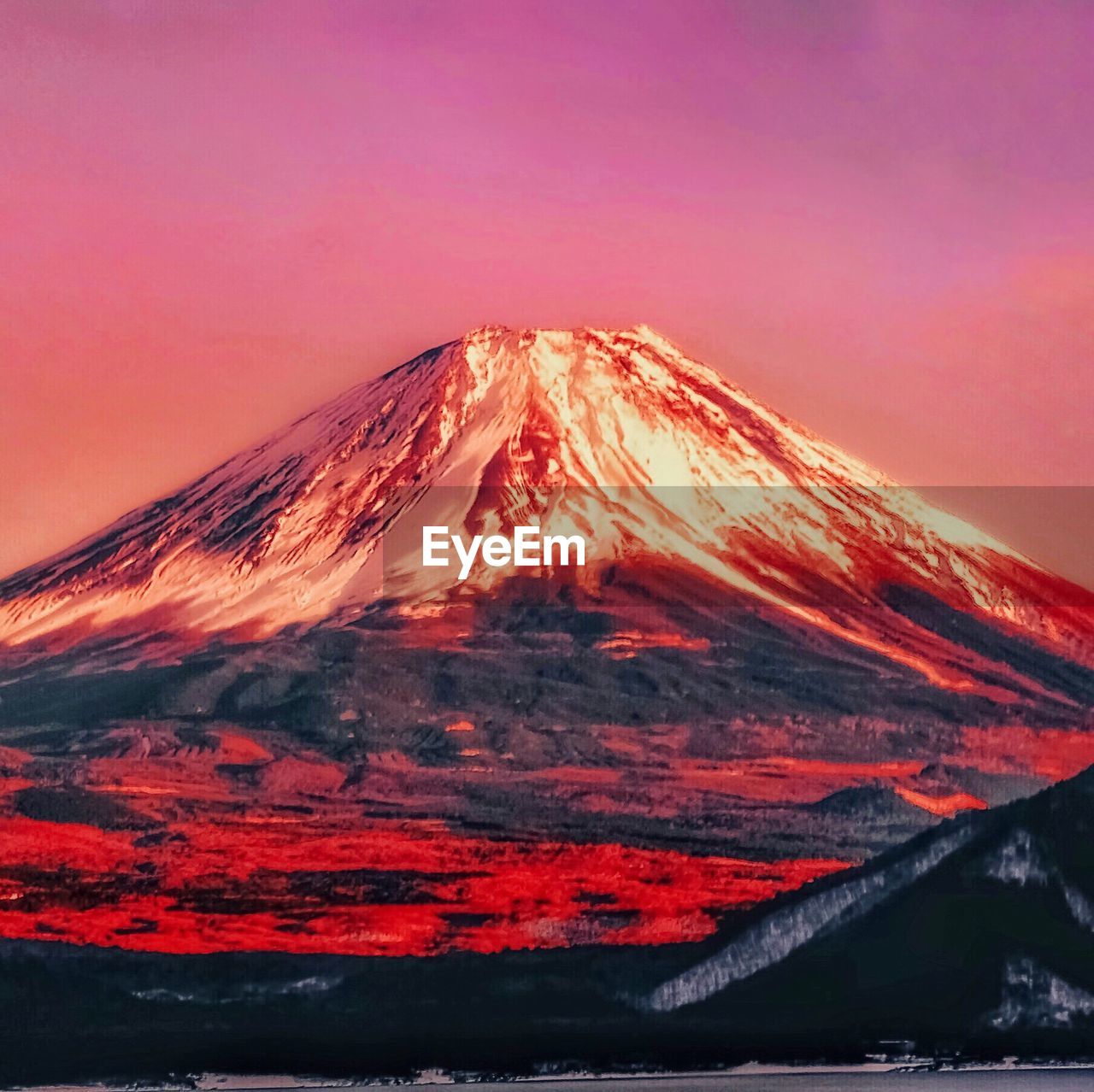 SCENIC VIEW OF VOLCANIC MOUNTAIN AGAINST CLEAR SKY