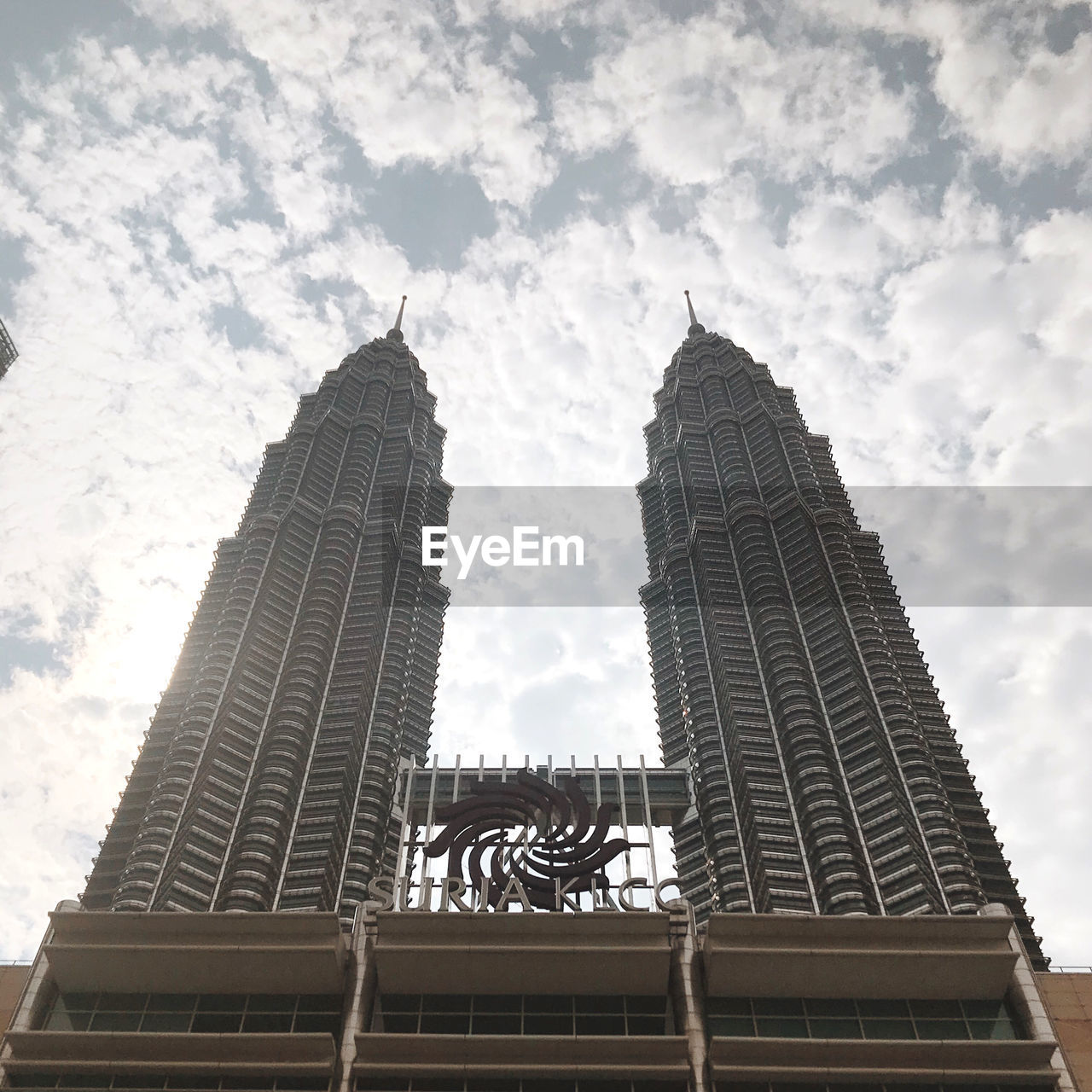 LOW ANGLE VIEW OF MODERN BUILDING AGAINST SKY