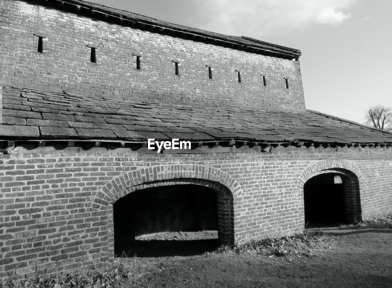 LOW ANGLE VIEW OF BUILDING AGAINST THE SKY