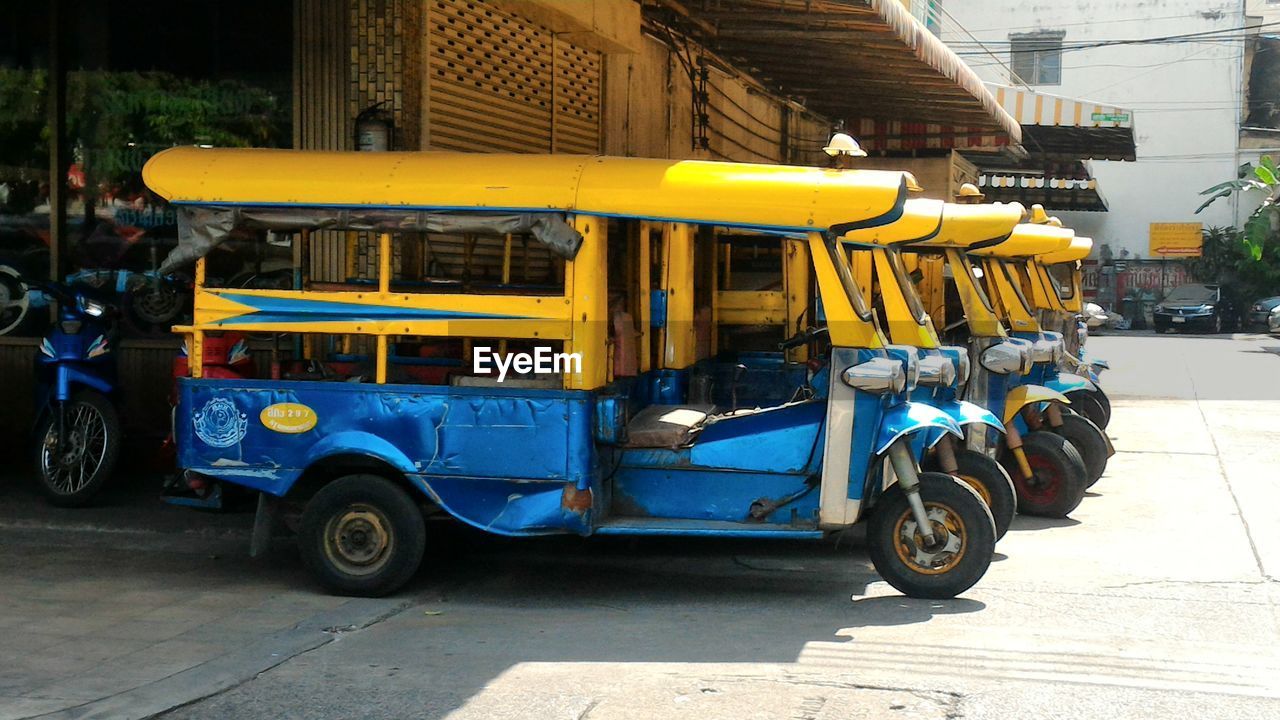 VINTAGE CAR ON CITY