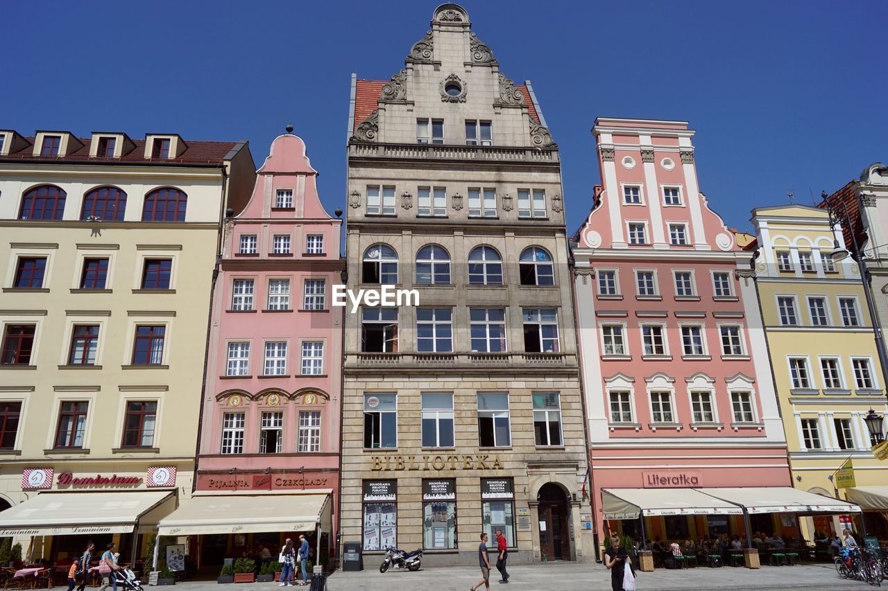 LOW ANGLE VIEW OF BUILDINGS IN CITY AGAINST SKY