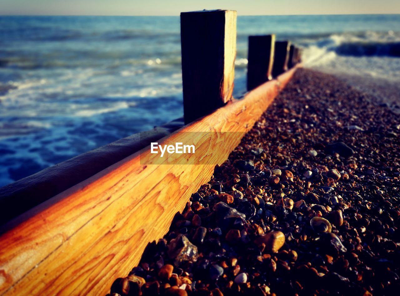 CLOSE-UP OF WOOD AGAINST SEA