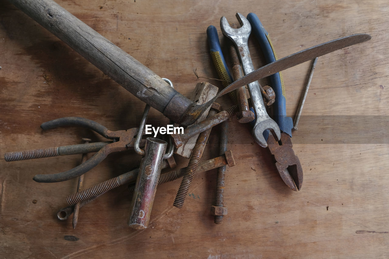 HIGH ANGLE VIEW OF CHAIN SWING ON TABLE