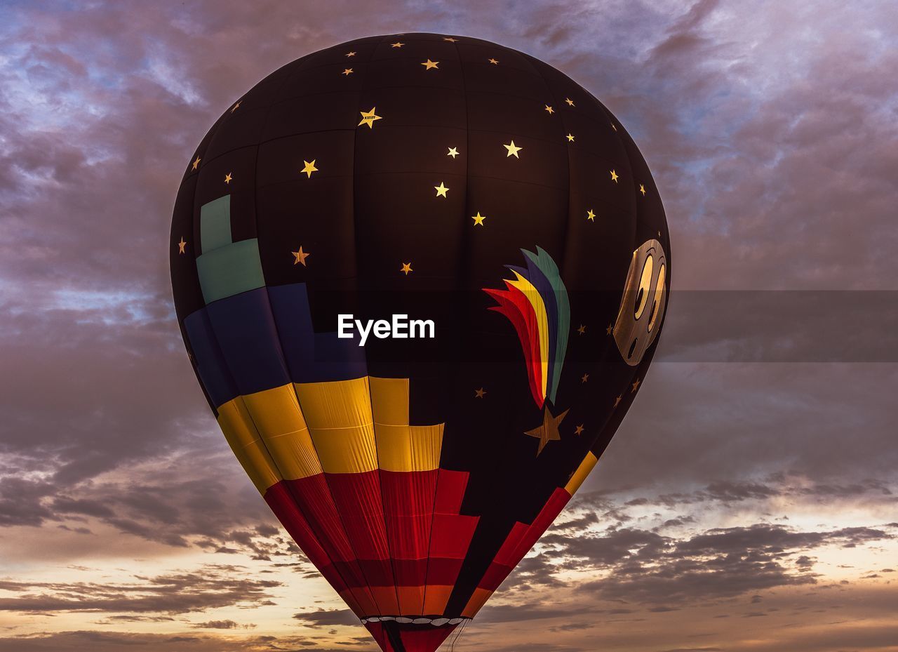 LOW ANGLE VIEW OF HOT AIR BALLOON FLYING AGAINST SKY