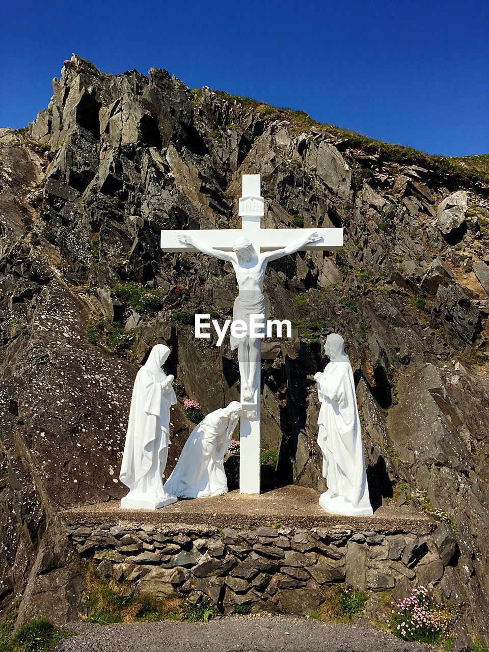 Jesus christ statue on cross against mountain