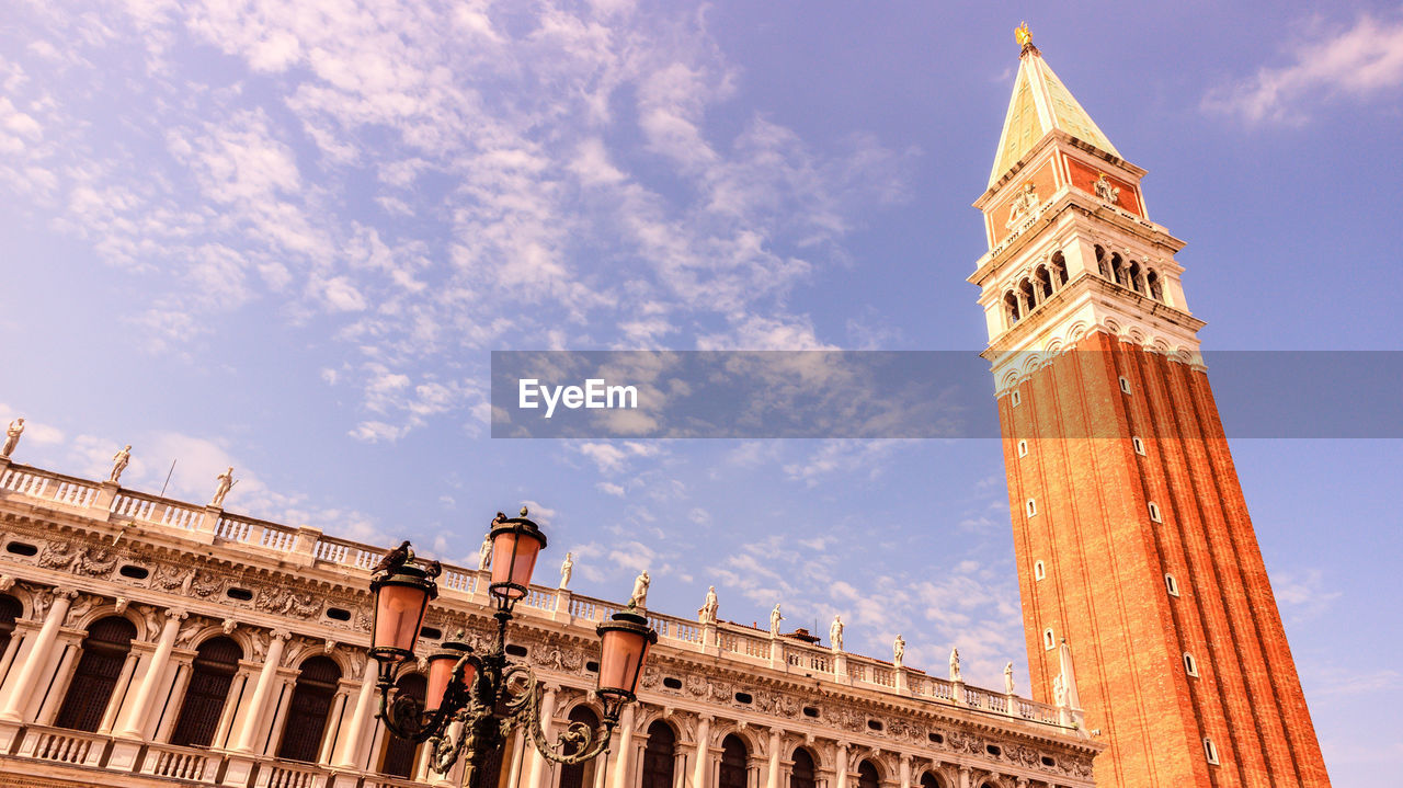 LOW ANGLE VIEW OF TOWER BUILDING AGAINST SKY