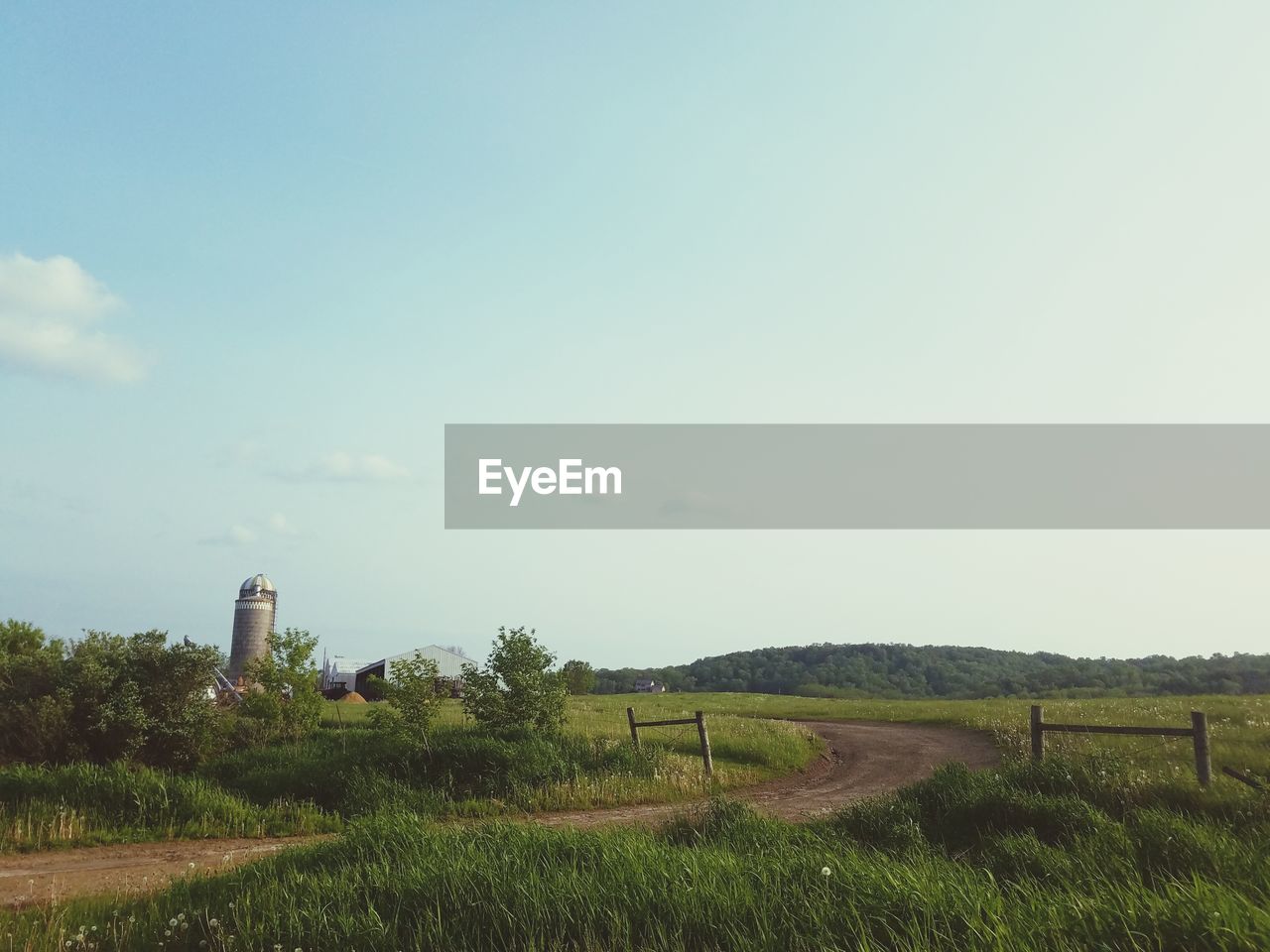 SCENIC VIEW OF AGRICULTURAL LANDSCAPE AGAINST SKY