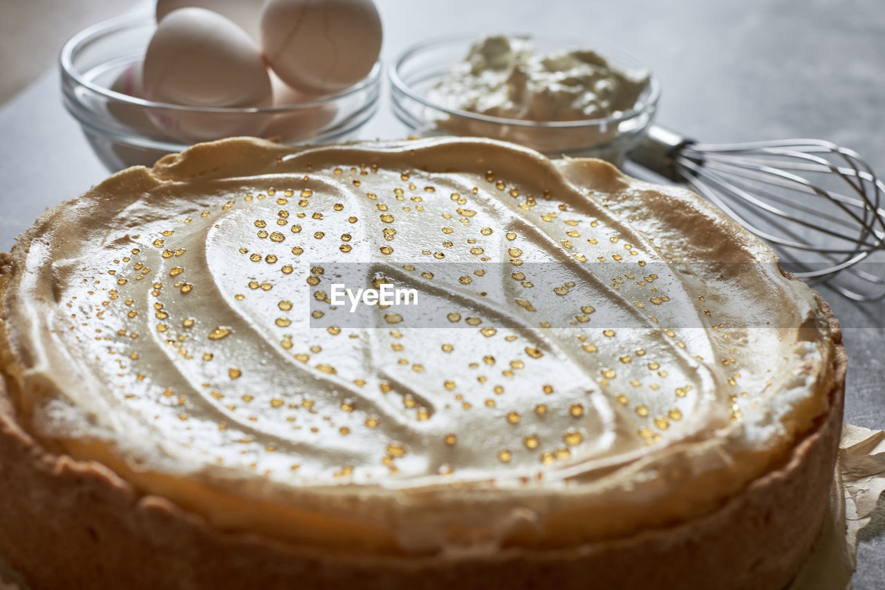 CLOSE-UP OF CAKE IN PLATE