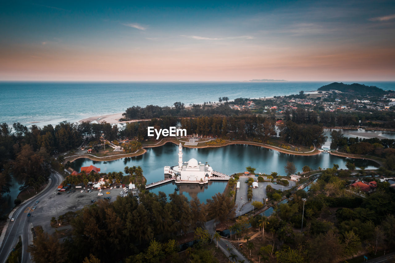 HIGH ANGLE VIEW OF BOATS IN SEA