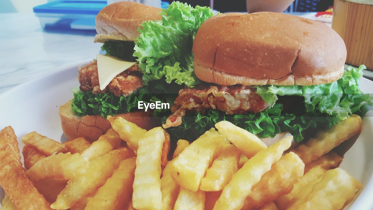 CLOSE-UP OF BURGER AND VEGETABLES