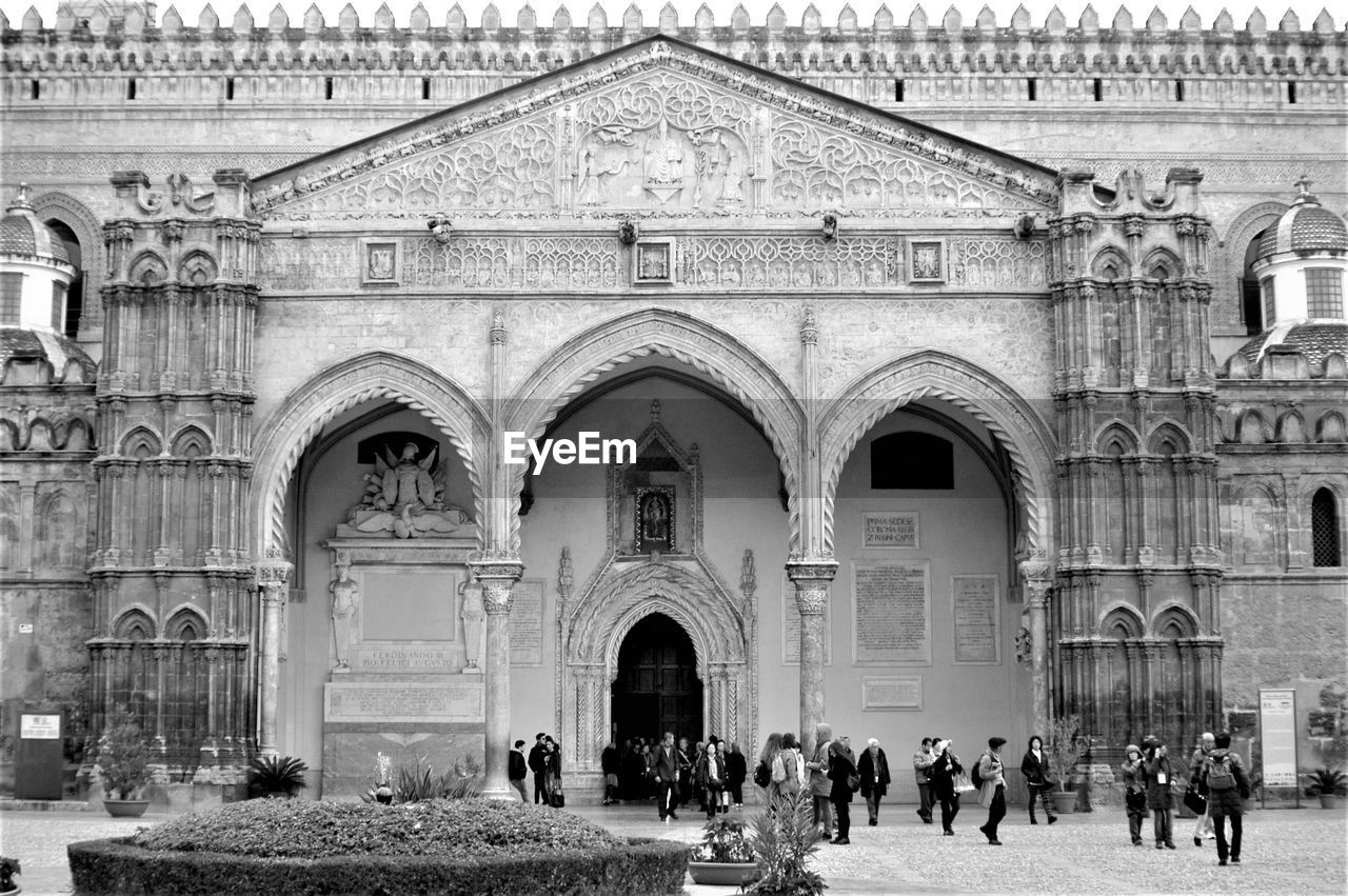 GROUP OF PEOPLE OUTSIDE HISTORIC BUILDING