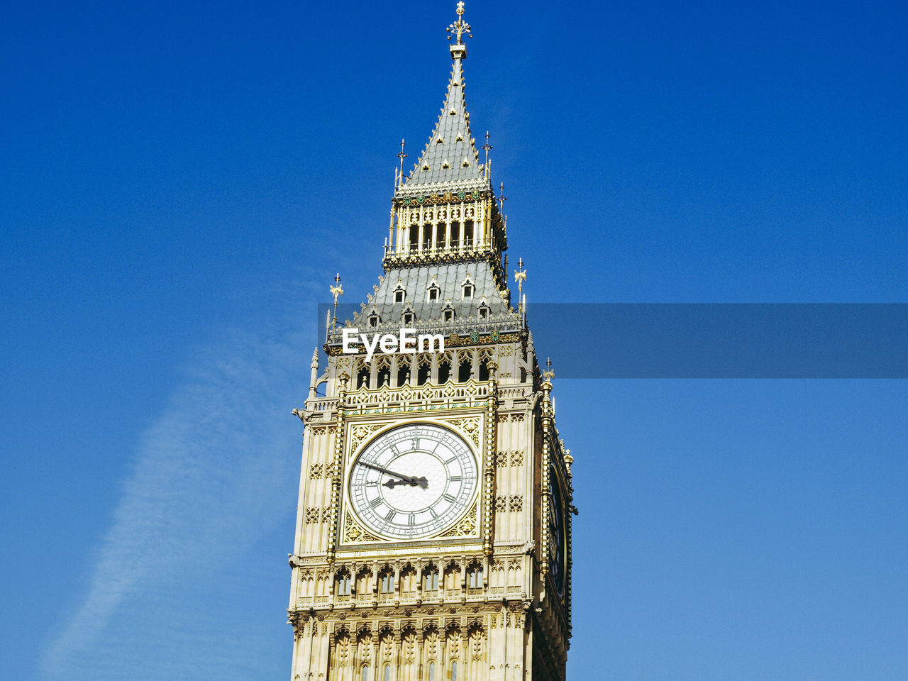 LOW ANGLE VIEW OF CLOCK TOWER AGAINST CLEAR SKY