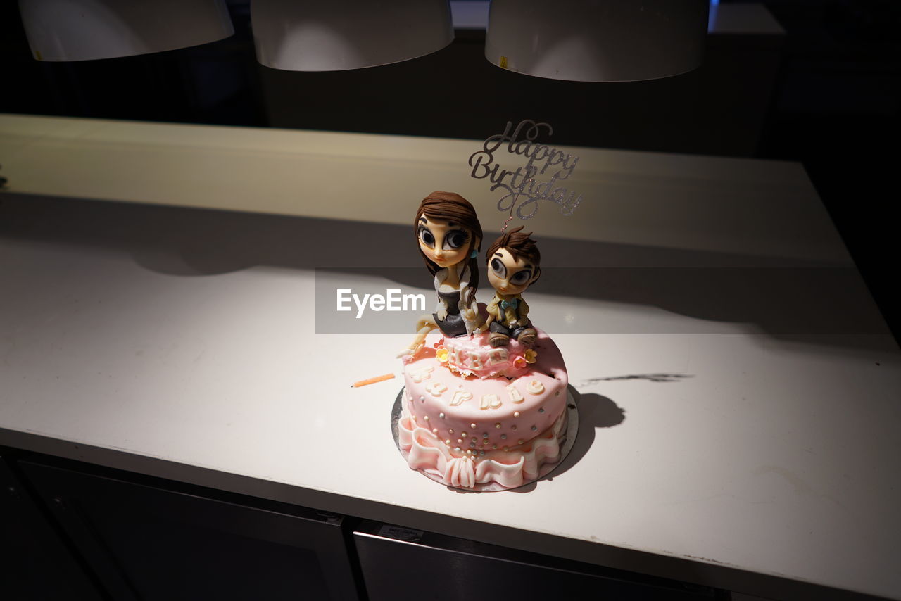 CLOSE-UP OF CUPCAKES IN TABLE