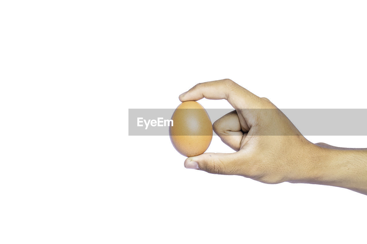 CLOSE-UP OF HAND HOLDING BREAD