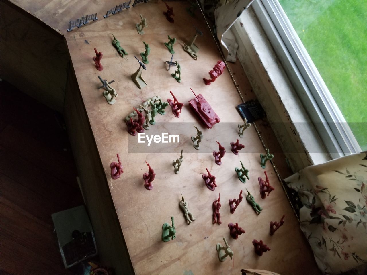 HIGH ANGLE VIEW OF PEOPLE ON FLOOR IN TABLE