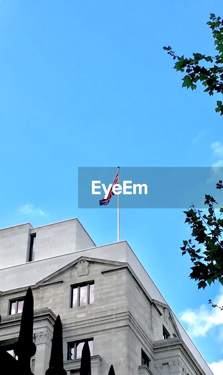 LOW ANGLE VIEW OF FLAG AGAINST BUILDING