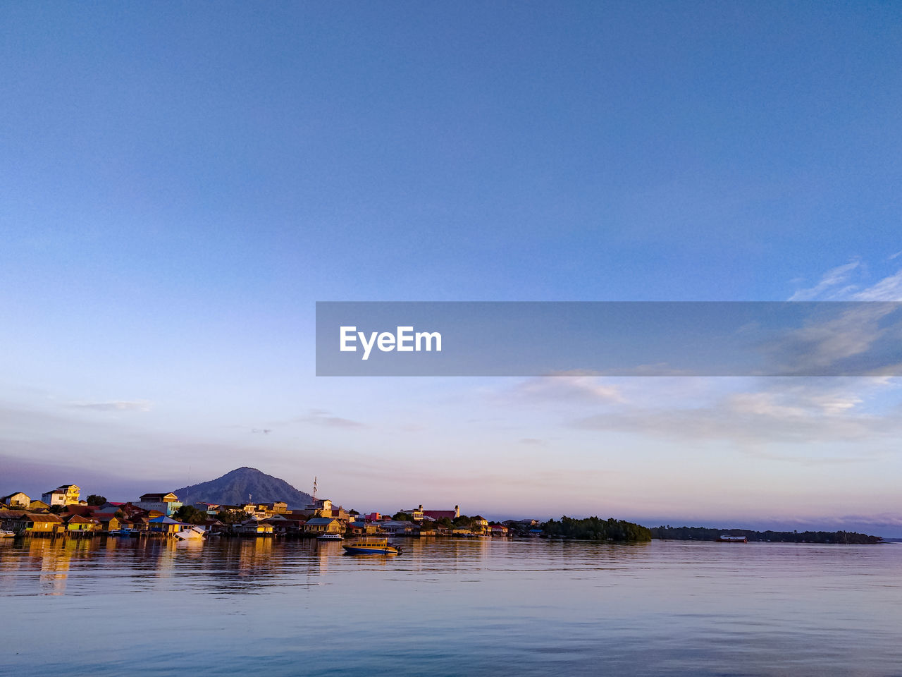 SCENIC VIEW OF SEA AGAINST BLUE SKY