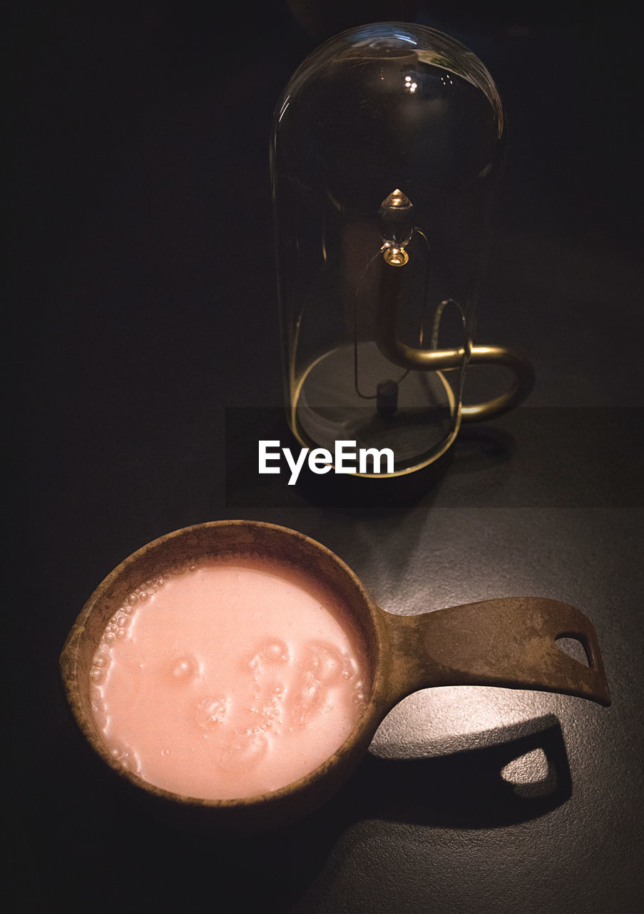 HIGH ANGLE VIEW OF DRINK AGAINST BLACK BACKGROUND