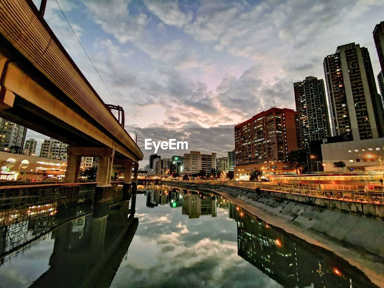 PANORAMIC VIEW OF RIVER AMIDST BUILDINGS AGAINST SKY