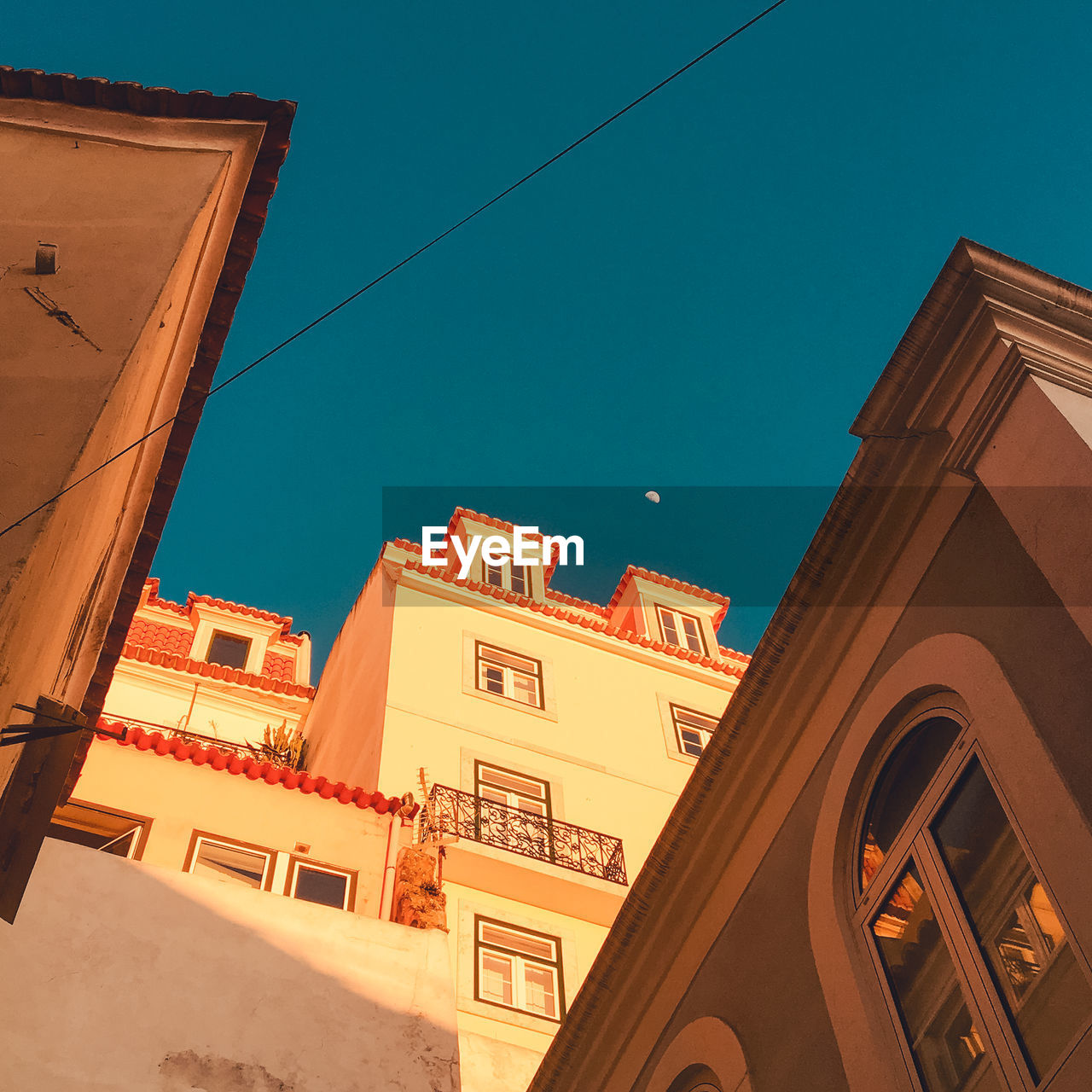 LOW ANGLE VIEW OF BUILDINGS AGAINST SKY