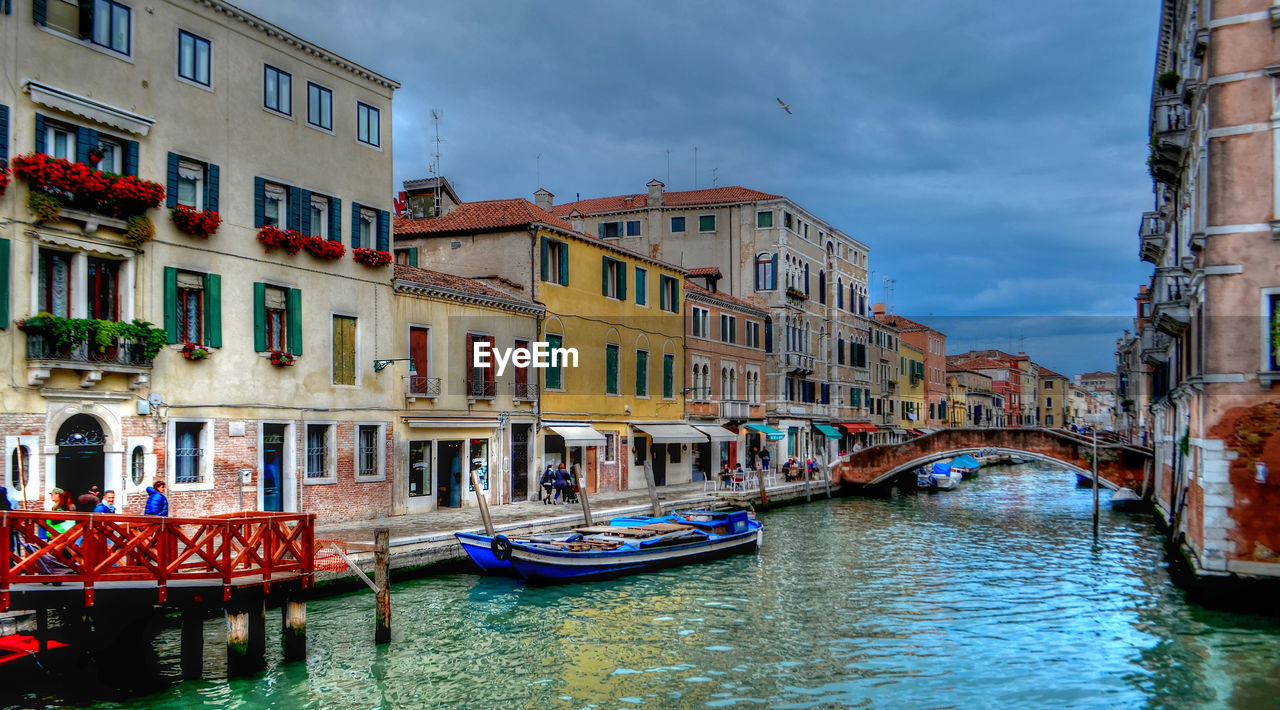 BOATS IN CANAL BY BUILDINGS IN CITY