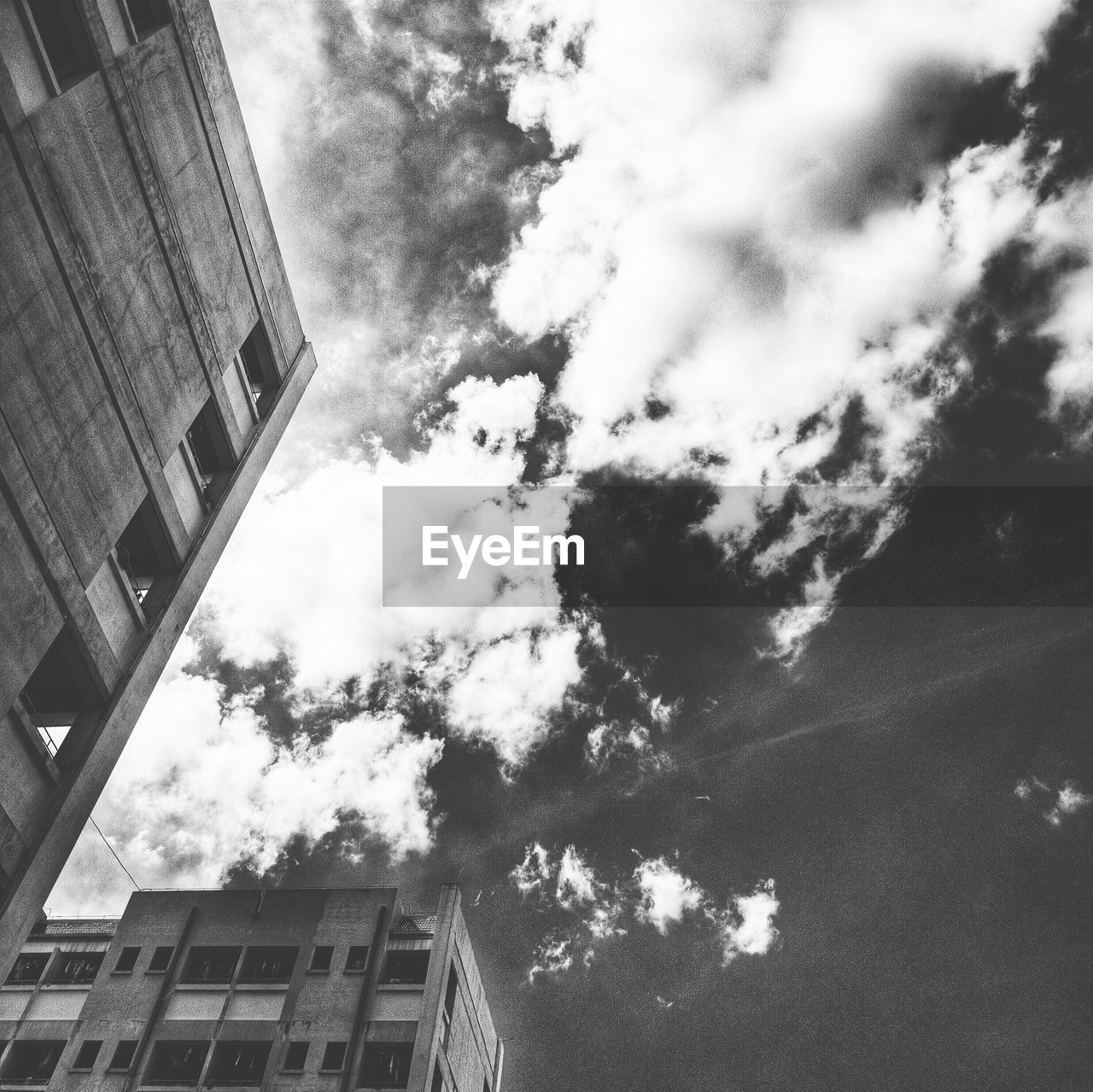 LOW ANGLE VIEW OF BUILDINGS AGAINST SKY