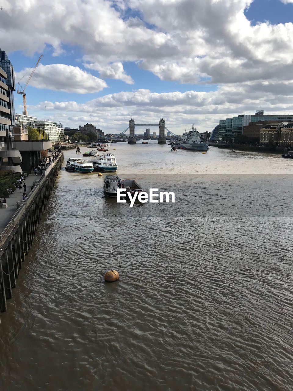 SCENIC VIEW OF RIVER BY BUILDINGS AGAINST SKY