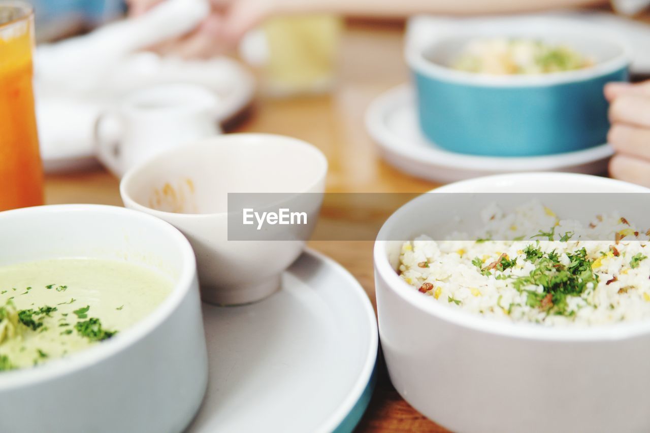 HIGH ANGLE VIEW OF SOUP IN BOWLS ON TABLE