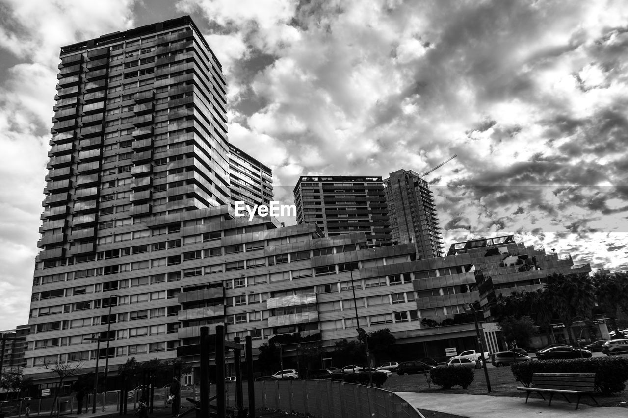 LOW ANGLE VIEW OF MODERN BUILDING AGAINST SKY