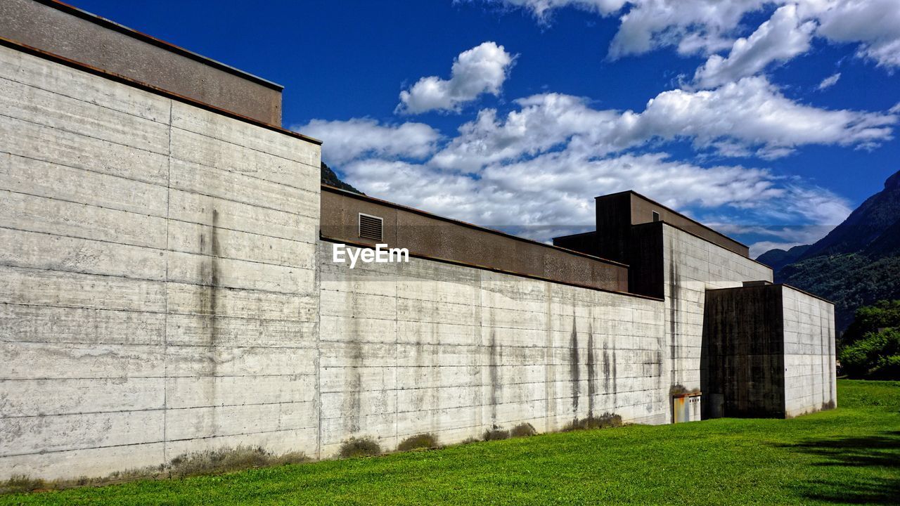 VIEW OF BUILT STRUCTURE AGAINST BLUE SKY