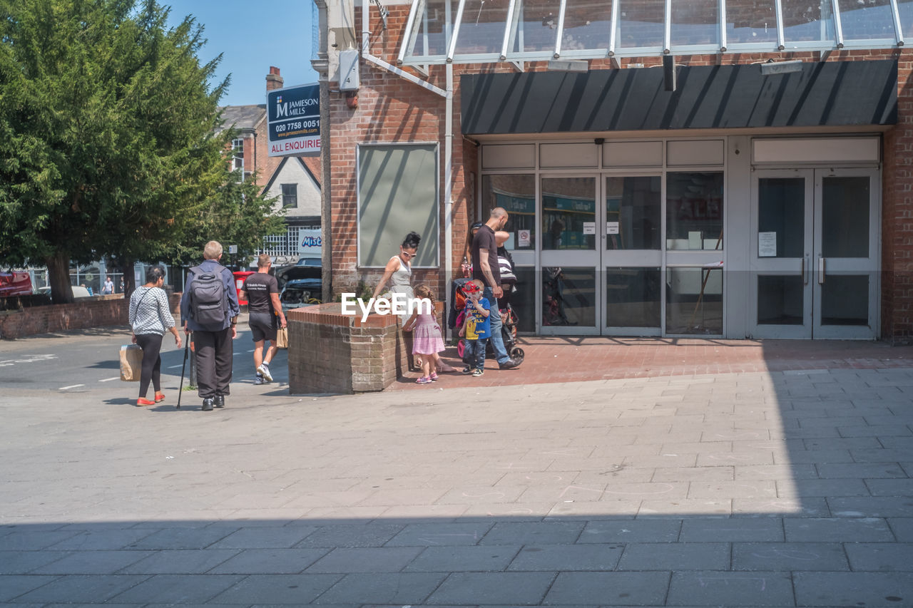 PEOPLE ON SIDEWALK