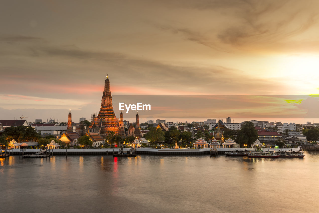 Sunset of wat arun with beautiful sky  ,bangkok thailand