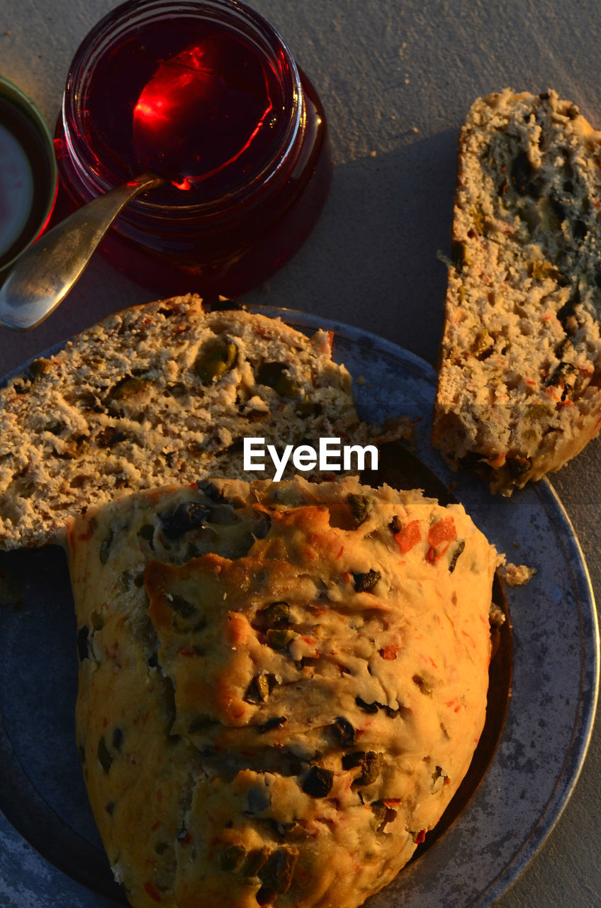 CLOSE-UP OF BREAD ON PLATE