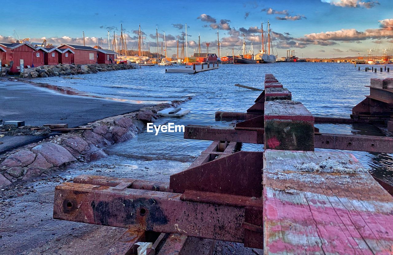 SCENIC VIEW OF SEA BY BUILDINGS AGAINST SKY