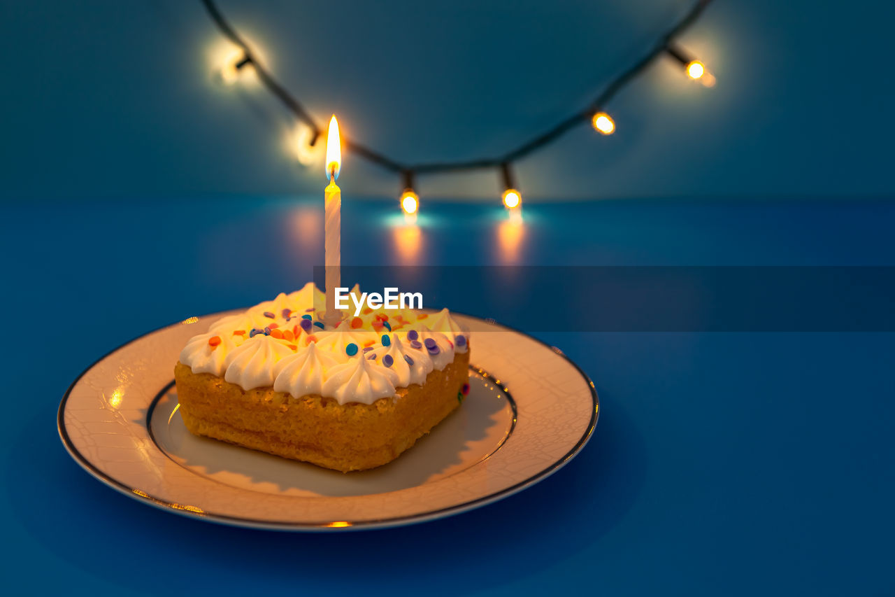 VIEW OF CAKE ON ILLUMINATED PLATE WITH SAUCE