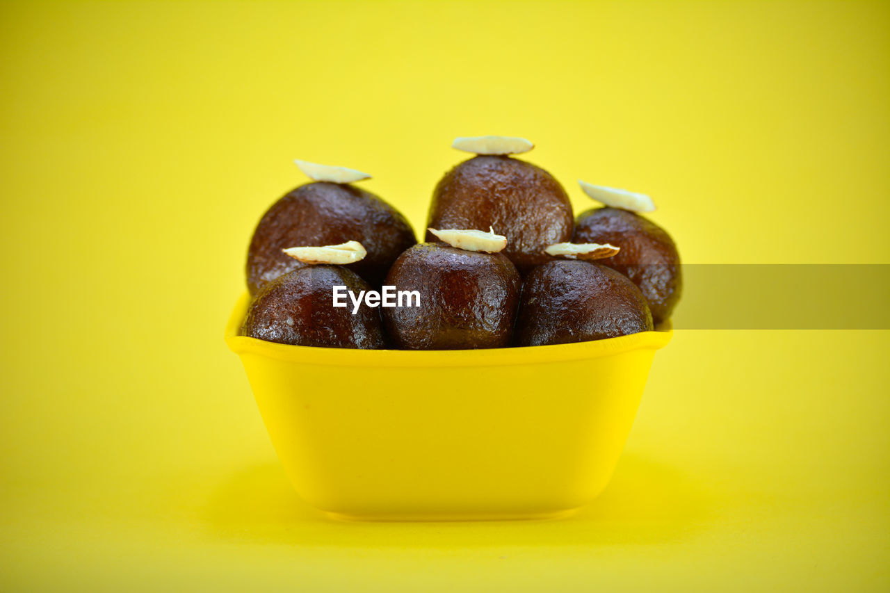 CLOSE-UP OF FRUIT IN BOWL