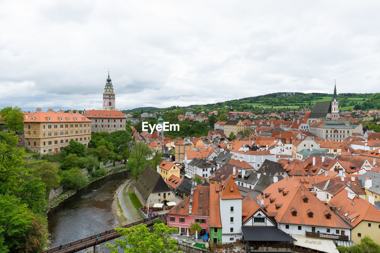 HIGH ANGLE VIEW OF TOWNSCAPE BY RIVER IN CITY