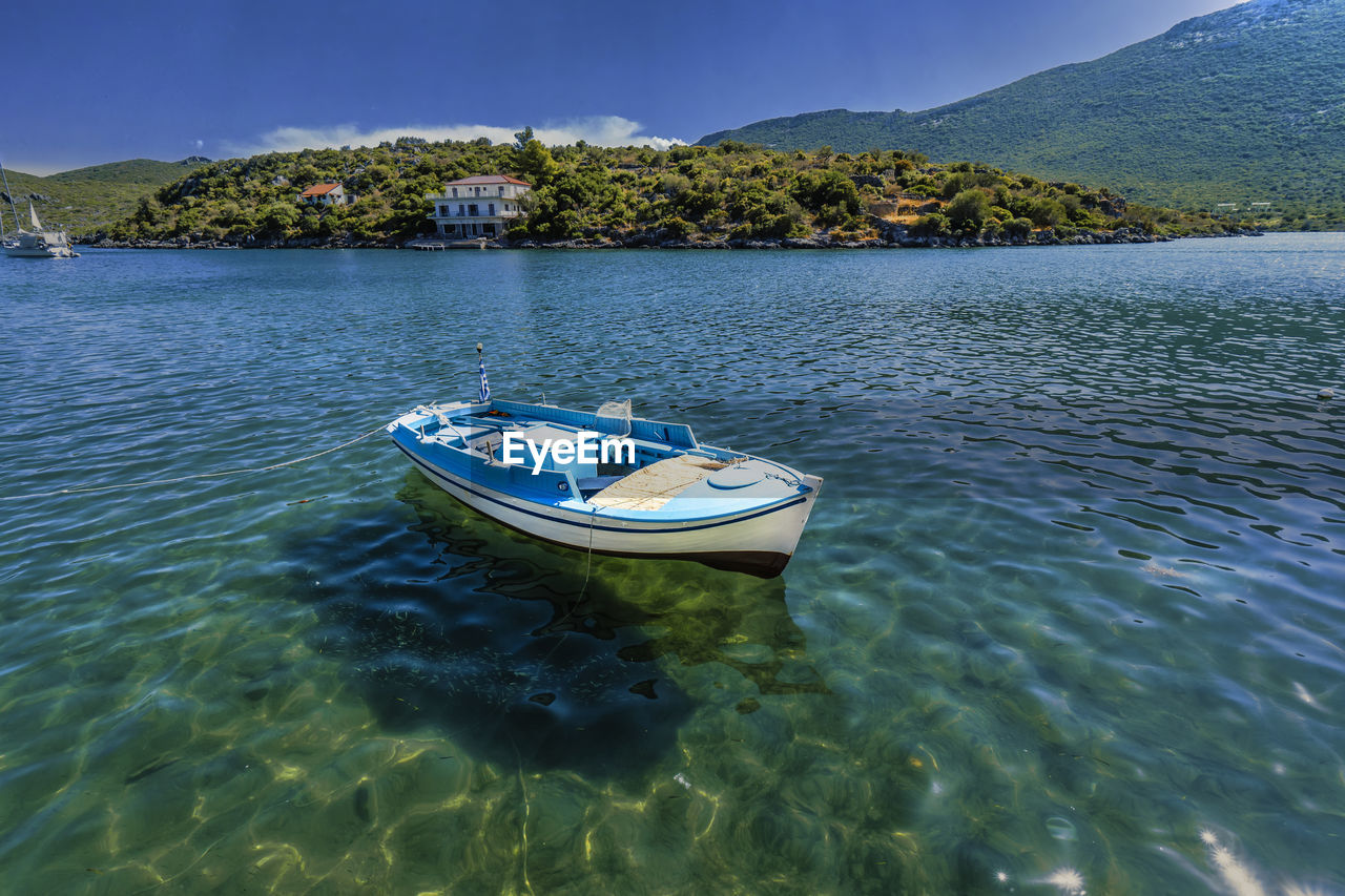 HIGH ANGLE VIEW OF BOAT MOORED ON LAKE