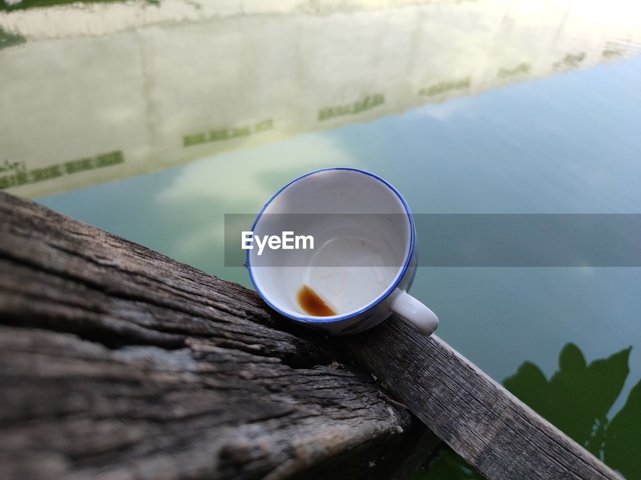 HIGH ANGLE VIEW OF COFFEE CUP ON TABLE