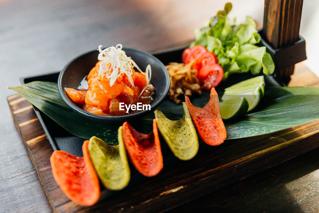 HIGH ANGLE VIEW OF VEGETABLES ON TABLE