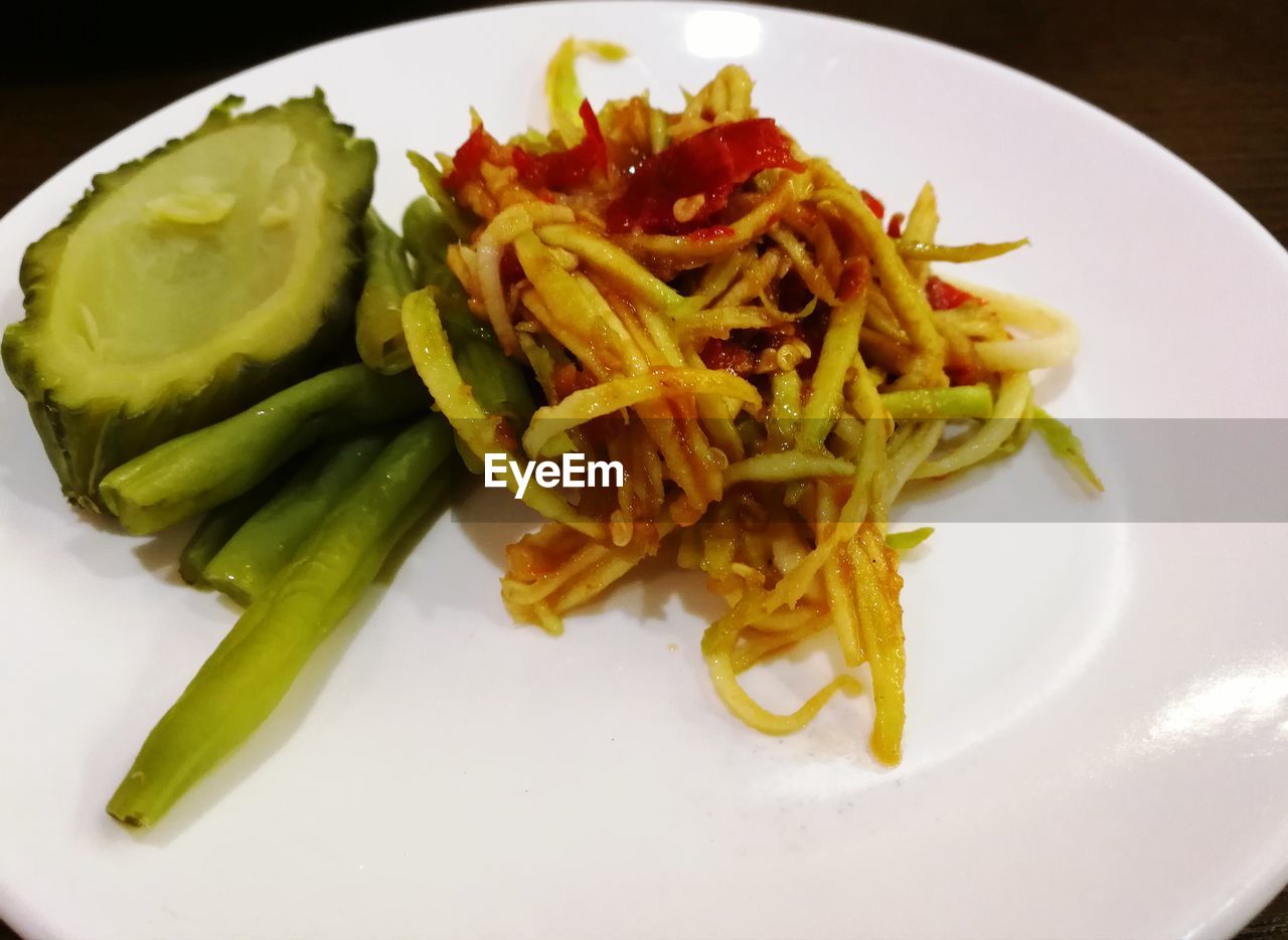 CLOSE-UP OF PASTA WITH VEGETABLES ON PLATE