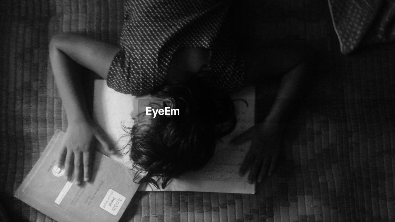 HIGH ANGLE VIEW OF WOMAN LYING ON FLOOR