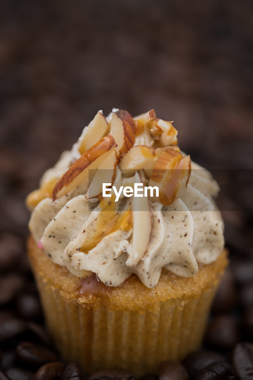 CLOSE-UP OF CUPCAKES ON CAKE