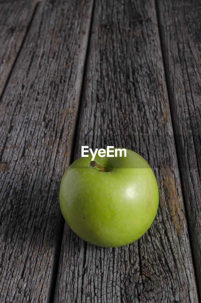 CLOSE-UP OF APPLES ON TREE