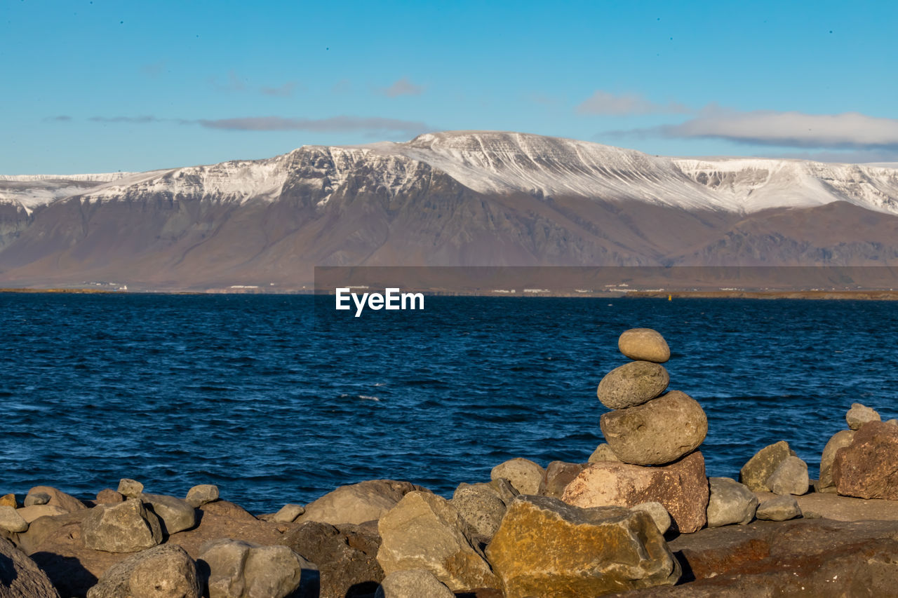 SCENIC VIEW OF SEA AND MOUNTAINS AGAINST SKY