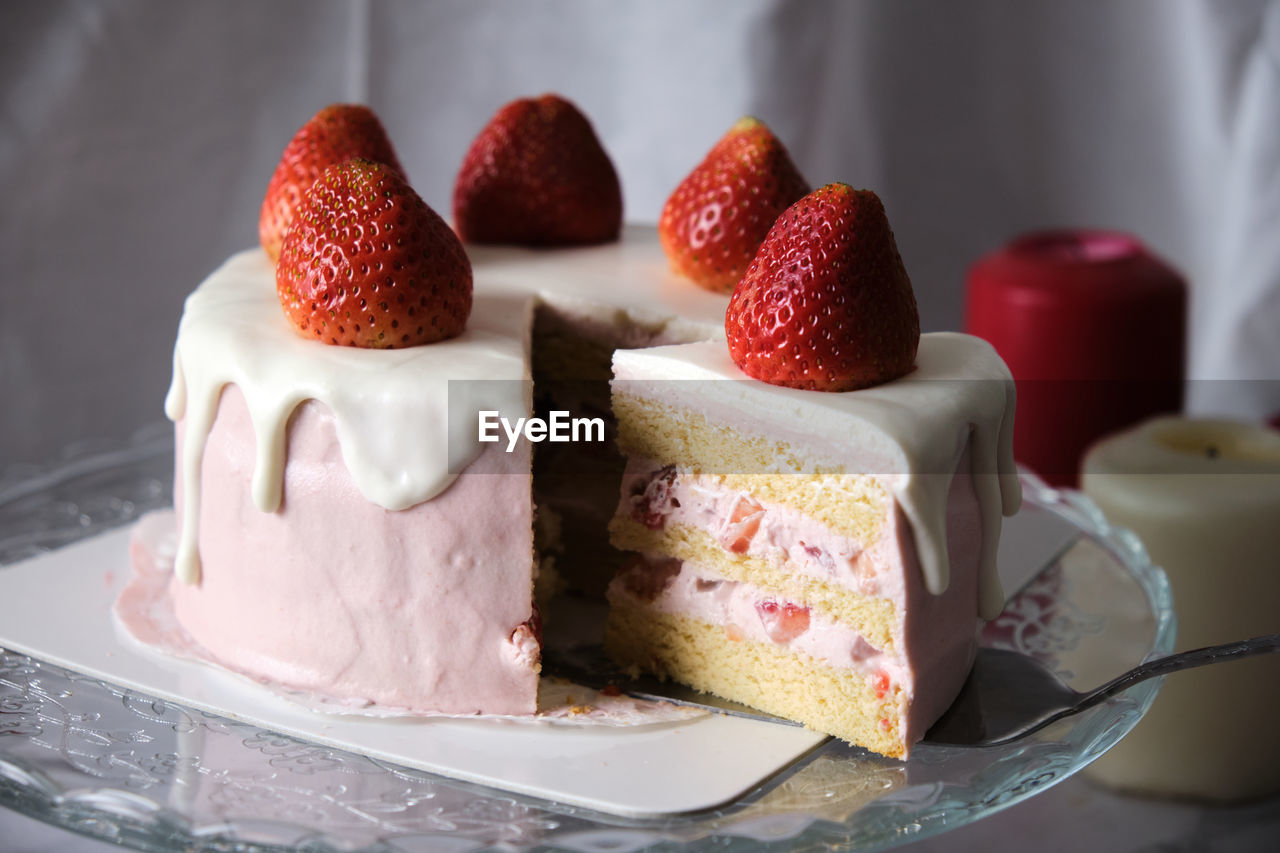 CLOSE-UP OF CAKE WITH STRAWBERRIES